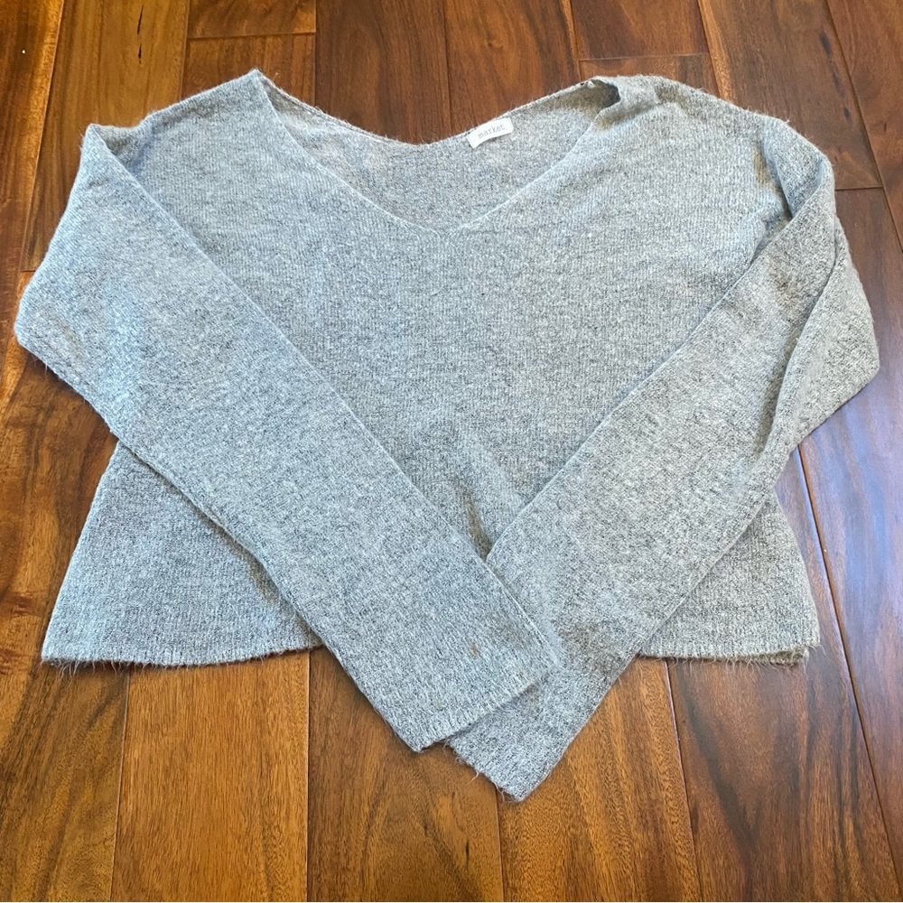 Market Women’s Light Gray VNeck Fall Winter Sweater Size Medium